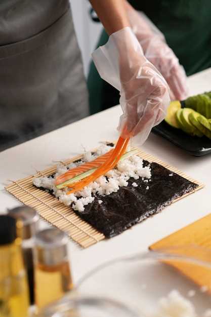Япония - страна, где кулинария является истинным искусством. Великие мастера кухни не только готовят блюда, но и создают настоящие произведения искусства. Их рецепты роллов отличаются от традиционных вариантов и включают в себя необычные комбинации ингредиентов и соусов. Благодаря этому, эксклюзивные роллы становятся настоящим открытием для тех, кто желает попробовать что-то новое и уникальное.