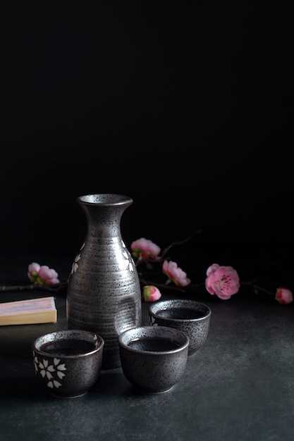 undefinedЧайная церемония</strong> является центральным элементом чаепития в Японии. Этот ритуал проводится в специальной комнате, называемой чашей, и проводится согласно строгим правилам и принципам. Цель чайной церемонии – не просто выпить чашку чая, а создать атмосферу гармонии, сосредоточения и уважения к гостям.