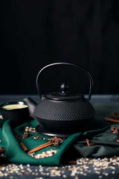 В японской культуре чайное церемония - это не просто процесс приготовления и употребления чая, это настоящее искусство. Во время церемонии все детали имеют значение: начиная от выбора посуды и чашек, заканчивая правилами поведения. Чайная церемония проводится с особым вниманием к деталям, тишиной и уважением к ритуалу. Она служит не только способом приготовления и выпития чая, но и источником внутреннего покоя и гармонии.