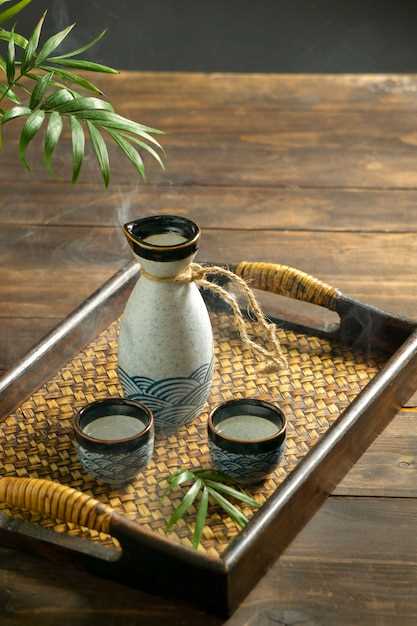 История чая в Японии началась более тысячи лет назад, когда он был ввезен из Китая. С течением времени японцы разработали свои методы выращивания и приготовления чая, а также создали собственные ритуалы его употребления. Особенность японского чая заключается в том, что используются не только листья, но и побеги, стебли и порошок из сушеных листьев. Такой подход придает напитку особую глубину вкуса и аромата.