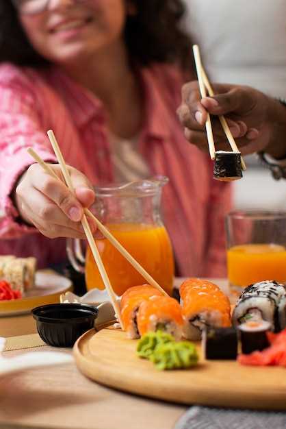 Главным принципом японской кухни является свежесть и естественность продуктов. Блюда готовятся с минимальной термической обработкой, что позволяет сохранить максимум питательных веществ. Кроме того, японская кухня славится своим разнообразием морепродуктов, которые богаты полезными жирными кислотами и белками.