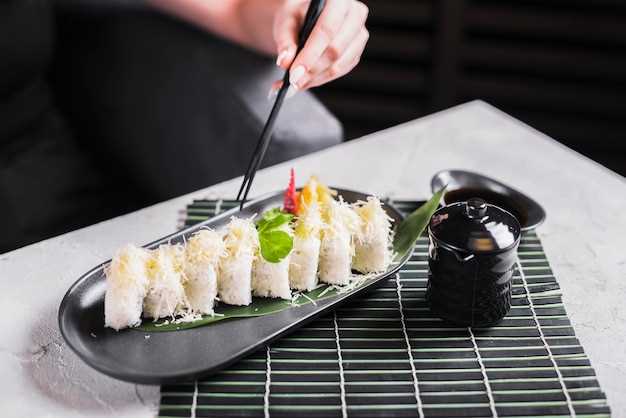 Среди наших рецептов вы найдете такие известные блюда, как суши, сашими и рамен, но с приятными инновационными вкраплениями, которые придают им особый шарм. Гастрономическое путешествие по японской премиум-еде откроет перед вами мир утонченных вкусов и необыкновенных сочетаний продуктов.