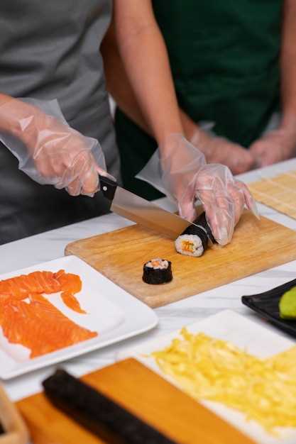 Многие виды рыбы, морепродуктов и водорослей широко использованы в японской кухне, и каждый из них имеет свой неповторимый вкус и текстуру. К примеру, тунец обладает нежным мясистым вкусом, креветки - сладковатым, а водоросли нори придают блюдам особый аромат и хрустящую текстуру.