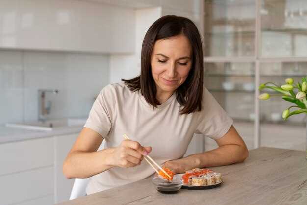 Первый шаг к приготовлению суши - правильный выбор ингредиентов. Основными компонентами суши являются рис, свежие рыба или морепродукты, нори (водоросли) и соевый соус. Важно отметить, что для приготовления суши следует использовать только высококачественные и свежие продукты. Рыба должна быть свежей и высокого качества, а рис - сорта, подходящего для суши. Также можно использовать различные овощи и специи для добавления вкуса и разнообразия в свои суши.
