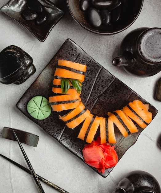 Японская кухня давно завоевала популярность не только в своей родной стране, но и за ее пределами. Суши и роллы стали неотъемлемой частью меню многих ресторанов по всему миру. Однако, последнее время в японской кулинарии наблюдается новый тренд - оригинальные комбинации в роллах и суши, которые радуют гурманов своими необычными вкусовыми сочетаниями.