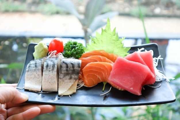 undefinedЛосось</strong> – еще одна из самых популярных рыб для суши и роллов. Он имеет нежное и мягкое мясо, которое отлично сочетается с остальными ингредиентами. Лосось используется в таких роллах, как 