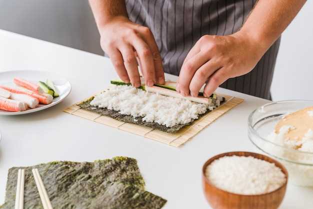 Рис – это не просто гарнир, который сопровождает рыбу и морепродукты в японской кухне. Он является основой суши, фундаментом, на котором строится весь вкусовой баланс блюда. Японские повара уделяют особое внимание выбору сорта риса, его обработке и варке, чтобы достичь идеальной текстуры и аромата. Этот древний продукт стал символом японской культуры и находится в центре внимания во время приготовления суши.