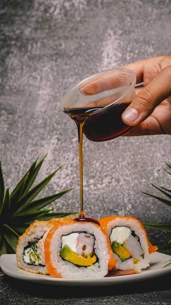 Соусы и заправки являются неотъемлемой частью суши и могут значительно изменить вкусовые ощущения от этого блюда. Они могут быть острыми, сладкими, кислыми или солеными, добавлять яркость и глубину вкусу роллов. Некоторые соусы используются для дополнительного приправления суши, а другие могут быть использованы в качестве гарнира или даже применены в качестве основного ингредиента в ролле.