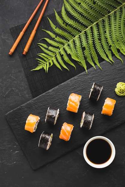 Традиционные ингредиенты суши и роллов: рыба, овощи и рис