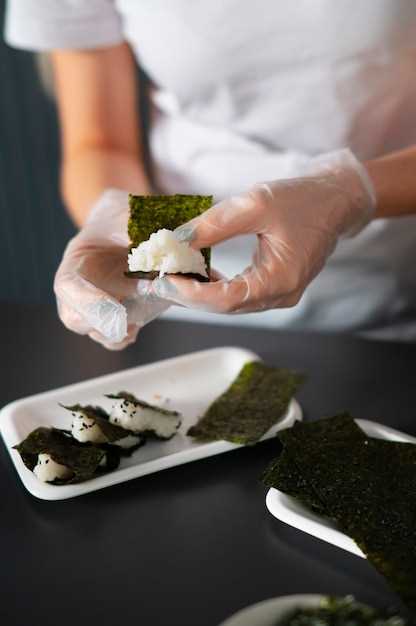 Процесс приготовления суши - это настоящее искусство, которое требует не только мастерства, но и особого отношения к продуктам. И рис здесь играет ключевую роль. Важно понять, что не всякий рис подойдет для приготовления суши. Для этого нужен особый сорт, который имеет определенные характеристики и прошел определенную обработку.