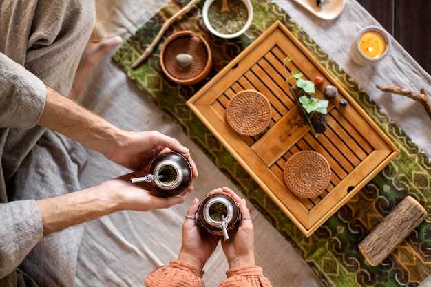 Церемония чаепития – это одна из самых известных и уважаемых традиций в Японии. Она имеет древние корни и глубокие исторические связи с японской культурой и философией. Чаепитие является искусством, которое требует специальных навыков и знаний, и оно играет важную роль в обществе и взаимодействии между людьми.