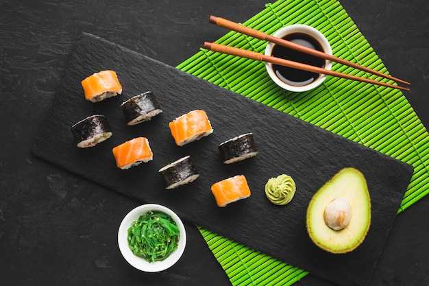 Вегетарианские суши и роллы – это аккуратные и эстетичные японские блюда, в создании которых используются исключительно растительные ингредиенты. Они отличаются от традиционных вариантов отсутствием рыбы, морепродуктов и мяса, но при этом не уступают им по вкусу и аромату. Вегетарианские варианты роллов и суши имеют свои особенности и уникальные сочетания ингредиентов, которые позволяют получить гармоничное и насыщенное блюдо.