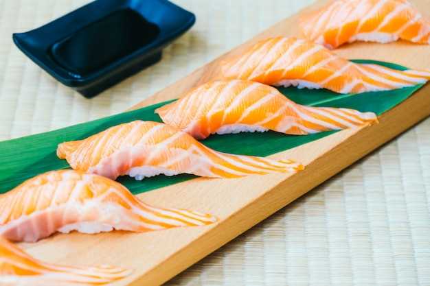 Суши и роллы – это одни из самых популярных блюд японской кухни, которые завоевали сердца гурманов по всему миру. Главным ингредиентом этих блюд является рыба, которая должна быть свежей, качественной и подходящей для приготовления суши и роллов. В этой статье мы расскажем вам о лучших видах рыбы, которую можно использовать для создания вкусных и аппетитных суши и роллов.