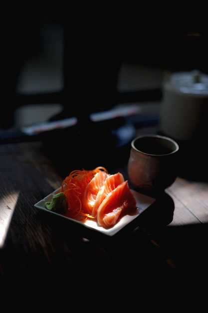 Культура питания в Японии также отличается от западной. Японцы привержены принципам баланса и гармонии в еде, важность которых подчеркивается в философии японской культуры. Блюда должны быть красиво поданы, чтобы удовлетворить не только вкусовые предпочтения, но и зрительные. Важным элементом японской культуры питания является также общение за столом и уважение к пище. Япония славится своими ресторанами, где гости могут насладиться аутентичной японской кухней и уникальной атмосферой.
