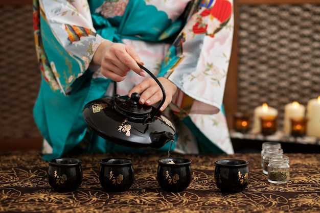 В японской чайной церемонии, известной как 