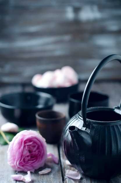 undefinedИскусство чаепития</strong> в Японии известно более 1000 лет и считается одним из символов японской культуры. Японцы уделяют огромное внимание каждой детали процесса приготовления и употребления чая. От выбора чашки и чайника до способа наливания и подачи – все эти моменты имеют огромное значение и отражают внутреннее состояние и отношение к гостям.